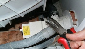 Drain hose positioning